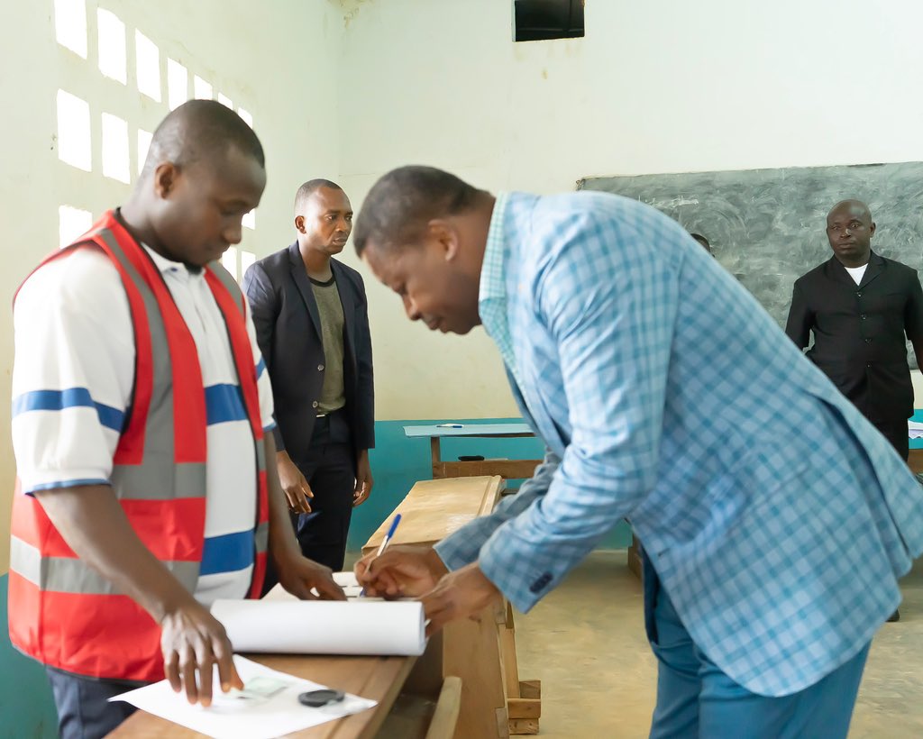 FEGnassingbe's tweet image. J’ai accompli mon devoir civique ce matin au bureau de vote n°1 du Lycée Maman N’danida, dans un esprit de responsabilité républicaine et d’engagement citoyen.
Ce moment démocratique est essentiel. Il traduit notre volonté collective de renforcer la gouvernance locale, d’assurer…