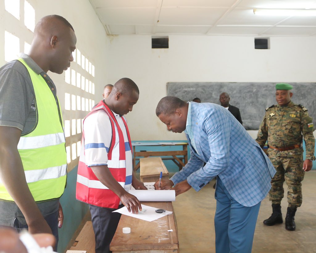 FEGnassingbe's tweet image. J’ai accompli mon devoir civique ce matin au bureau de vote n°1 du Lycée Maman N’danida, dans un esprit de responsabilité républicaine et d’engagement citoyen.
Ce moment démocratique est essentiel. Il traduit notre volonté collective de renforcer la gouvernance locale, d’assurer…