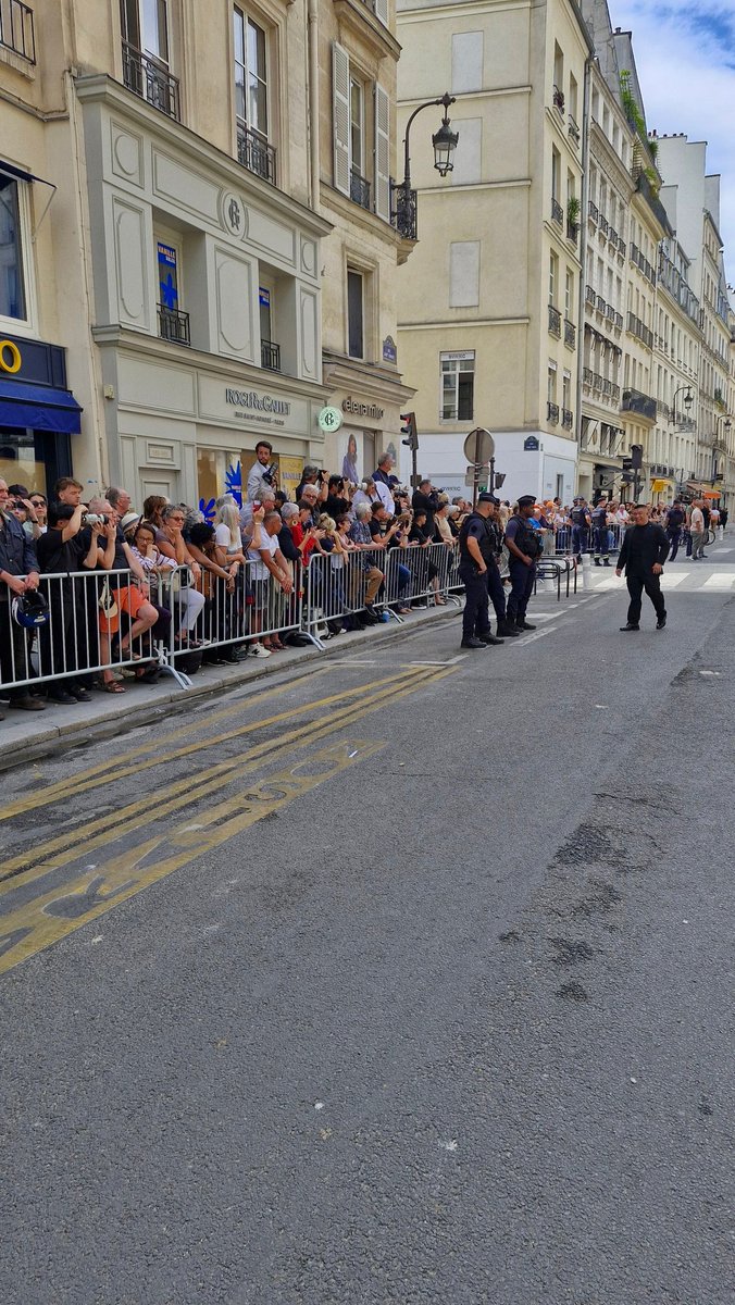 DCanivez's tweet image. Foule impressionnante devant l'église Saint-Roch à Paris pour le dernier adieu à Thierry Ardisson.