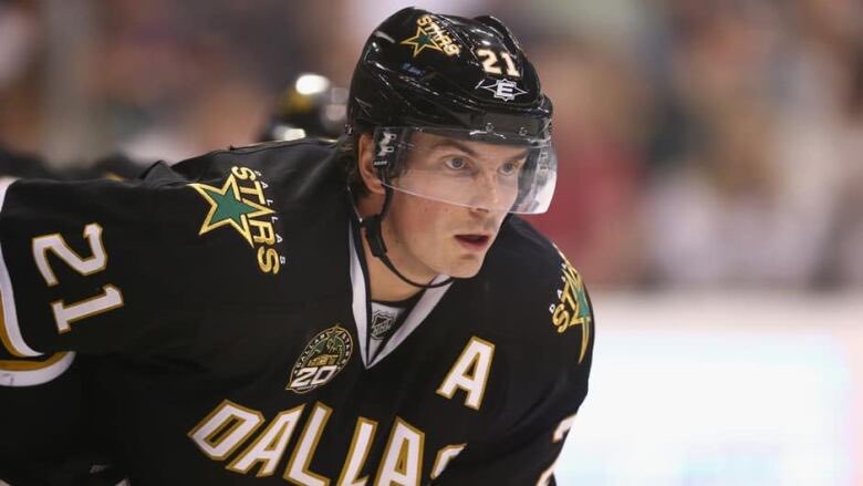 dalstarshistory's tweet image. Happy birthday (7/17/1985) to former Dallas Stars forward Loui Eriksson. The Gothenburg, Sweden native played in 501 regular season games for Dallas, scoring 357 points (150-207-357) between 2006-2013.
馃摳: Ronald Martinez/Getty Images
#TexasHockey