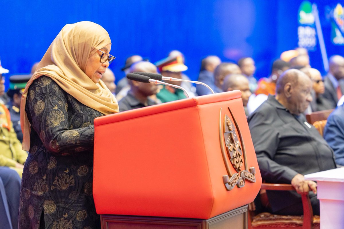 “Dira 2050 imeweka lengo na shabaha kufikia uchumi wa kati wa juu wa Dola Trilioni moja, naelekeza Tume ya Mipango kwa kushirikiana na Ofisi ya Waziri Mkuu waweze kuandaa nyenzo zitakazotumika kupima utendaji Serikalini kwa kuzingatia malengo na shabaha za Dira hii”. Rais Samia