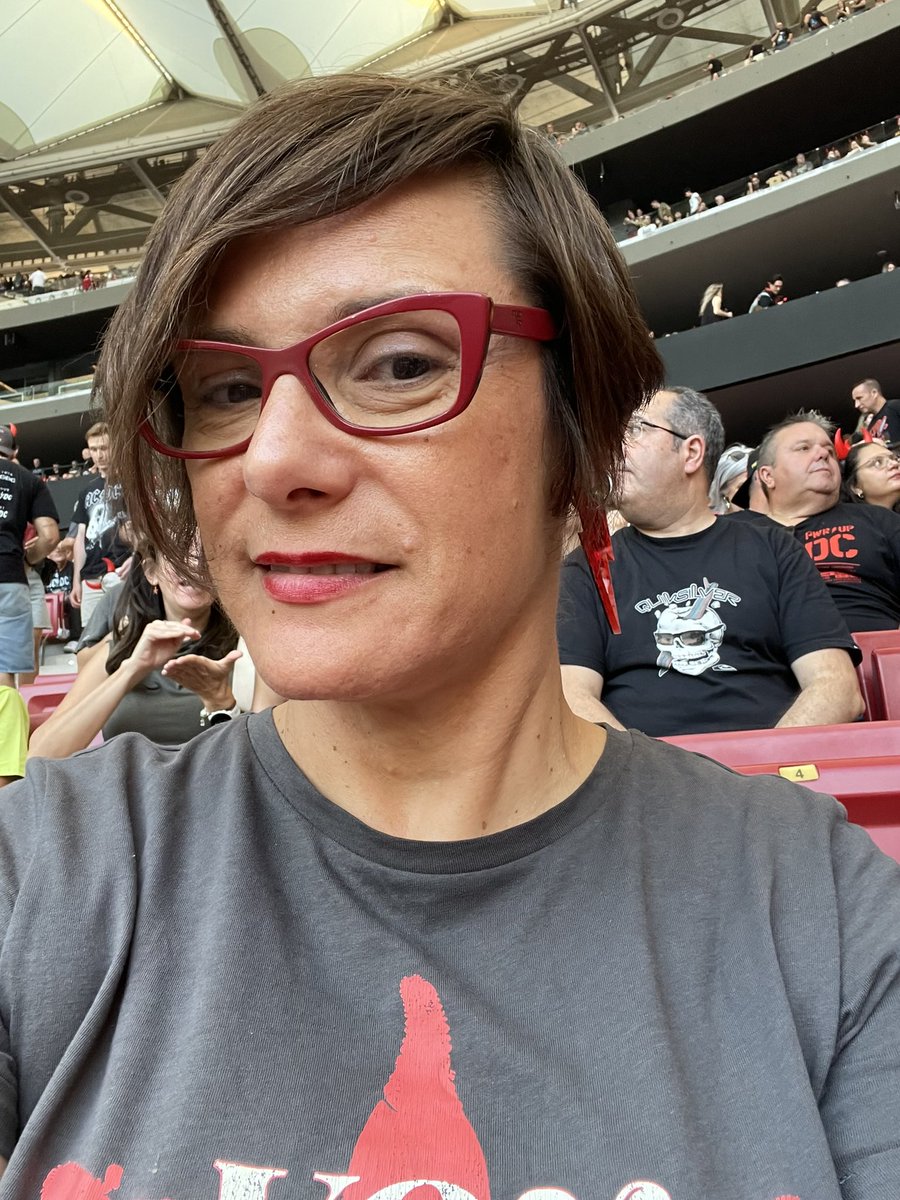 laespada_lola's tweet image. #Hiloveraniego viendo a ACDC en el metropolitano!!! Pelos de punta todavía del show que vimos!! ❤️❤️🎸🎸🤟🏻🤟🏻