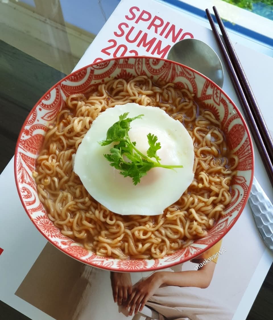 KwansriR's tweet image. บะหมี่สำเร็จรูปกับไข่ของคู่กัน