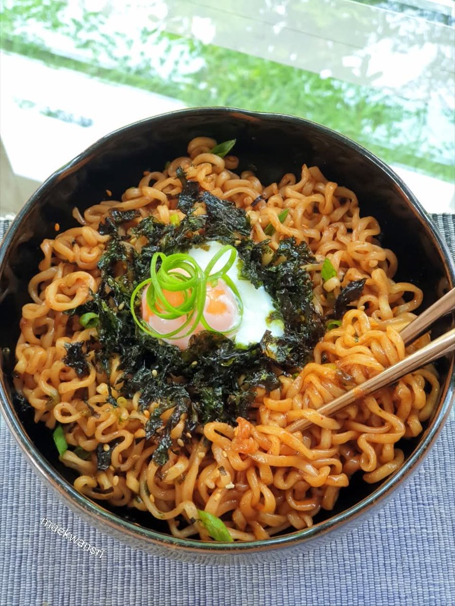 KwansriR's tweet image. บะหมี่สำเร็จรูปกับไข่ของคู่กัน