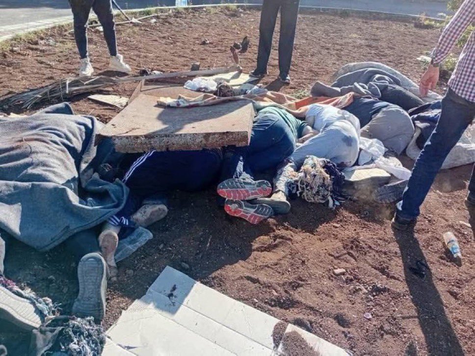 nevzatcicek's tweet image. Suriye'de ateşkes sağlanan Süveyda'da Bedevi Araplar zorla yerlerinden çıkartılıyor
Yerel silahlı gruplar, çok sayıda Bedevi Arap aileyi silah zoruyla yerlerinden çıkarmaya başladı
Pek çok aile de intikam eylerinden korktuğu için evlerinden ayrılarak Dera’ya gidiyor
Şehba,…