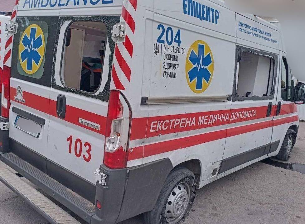 FellerKai's tweet image. Das russische Militär hat heute wieder ein Rettungsteam im Gebiet Cherson mit einer Drohne angegriffen. Zwei Sanitäter erlitten dabei Kopfverletzungen und Prellungen. Sie befinden sich derzeit im Krankenhaus. Ihr Zustand ist mittelschwer.
Quelle & Foto: Oleksandr Produkin