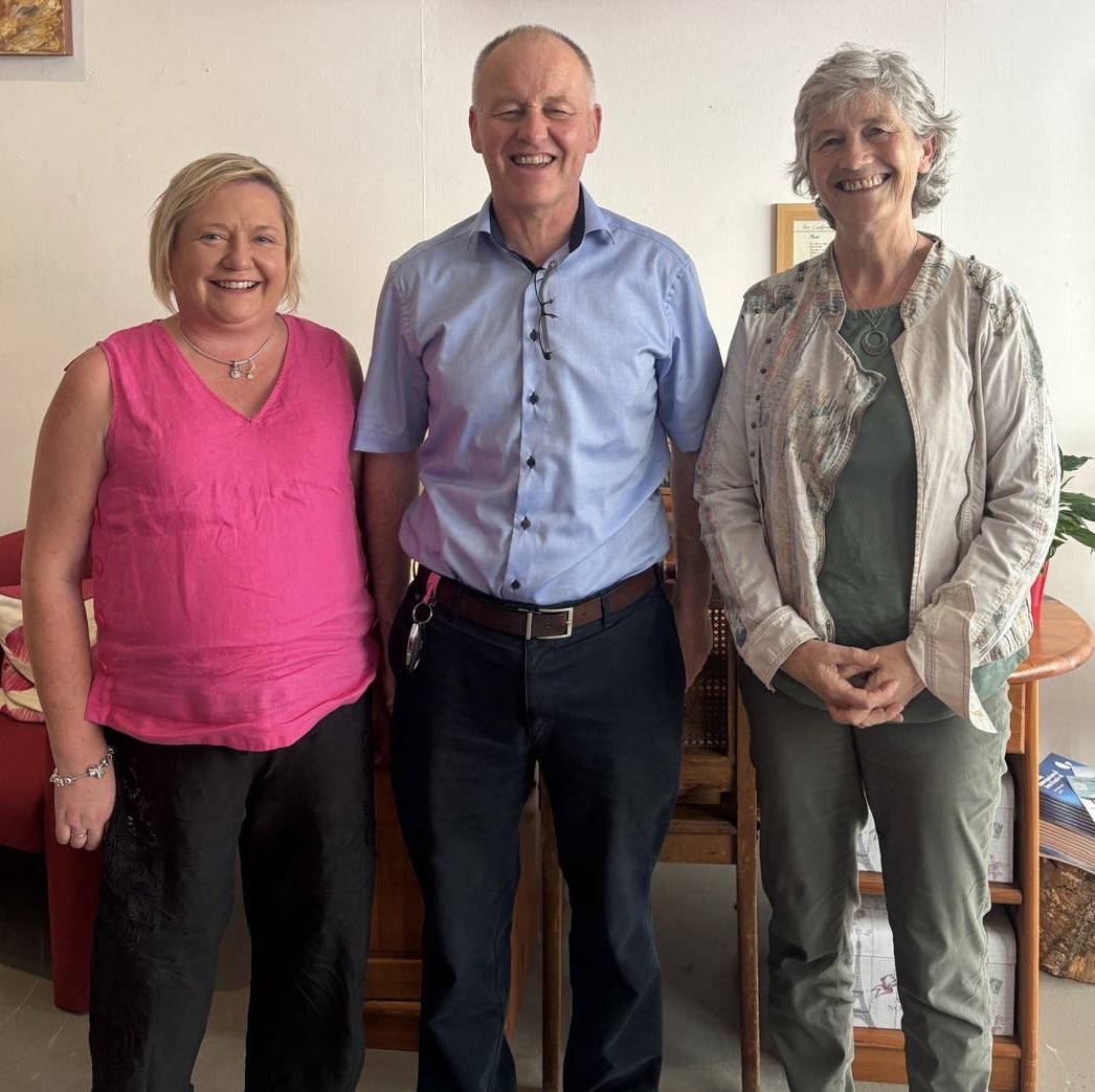 SandraTormey's tweet image. Postmasters Sinead Salmon and Peter Kitt meeting Presidential candidate Catherine Connolly. 
Deputy Connolly understands the challenges facing Postmasters in keeping their offices open and urges Government to invest €15m per annum to secure vital services
