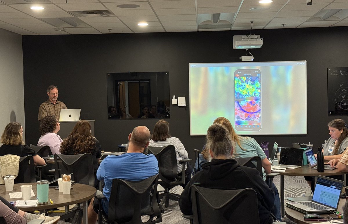 mejenwalton's tweet image. Great presentation on @RadarScope from Mike this morning at the @ametsoc Project Atmosphere program! We’re excited to start bringing the program (& radar!) into more classrooms this way moving forward. 🙌🏻