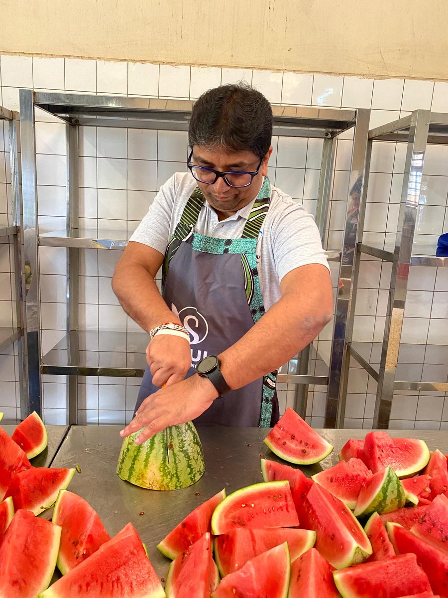 SoulFoundationU's tweet image. A chapati. A slice of watermelon.
Simple? Maybe.
But shared with love, they become medicine for the soul.
Good food nourishes the body.
Kindness nourishes the mind.
And together, they remind someone: You are seen. You are cared for.
#GiftOfTime #MentalWellbeing #SoulFoundationug