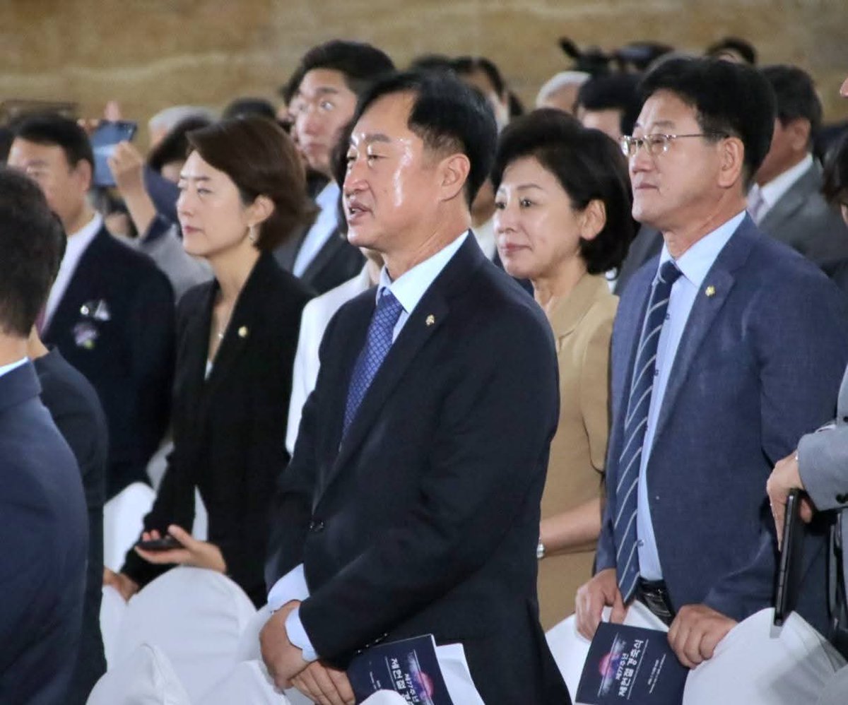 kimjunhyuk1789's tweet image. 오늘은 제헌절 제77주년입니다. 
국회에서 열린 제헌절 경축식에 참석해 헌법 제정의 역사적 의미와 무게를 다시금 깊이 새겼습니다.
제헌절은 자유민주주의의 출발점이자 국가 정체성의 근간을 되새기는 날입니다. 

facebook.com/share/p/1ApVz2…

#수원정 #김준혁 #매탄 #원천 #영통 #광교 #제헌절