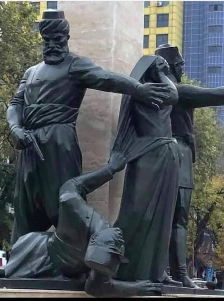 ایک دہی بیچنے والا تھا جس کا نام امام سوتجو تھا
جب خلافت عثمانیہ ختم ہوئی اور فرانسیسی فوجیں ترکی کے شہر قھرمان مرعش میں داخل ہوئیں
تو انہوں نے عورتوں سے کہا کہ اب خلافت نہیں رہی تم فرانسیسی حکومت کے نیچے ہو
اپنے سر سے دوپٹہ اتار دو

عورتوں نے انکار کر دیا
ایک فرانسیسی جنرل نے