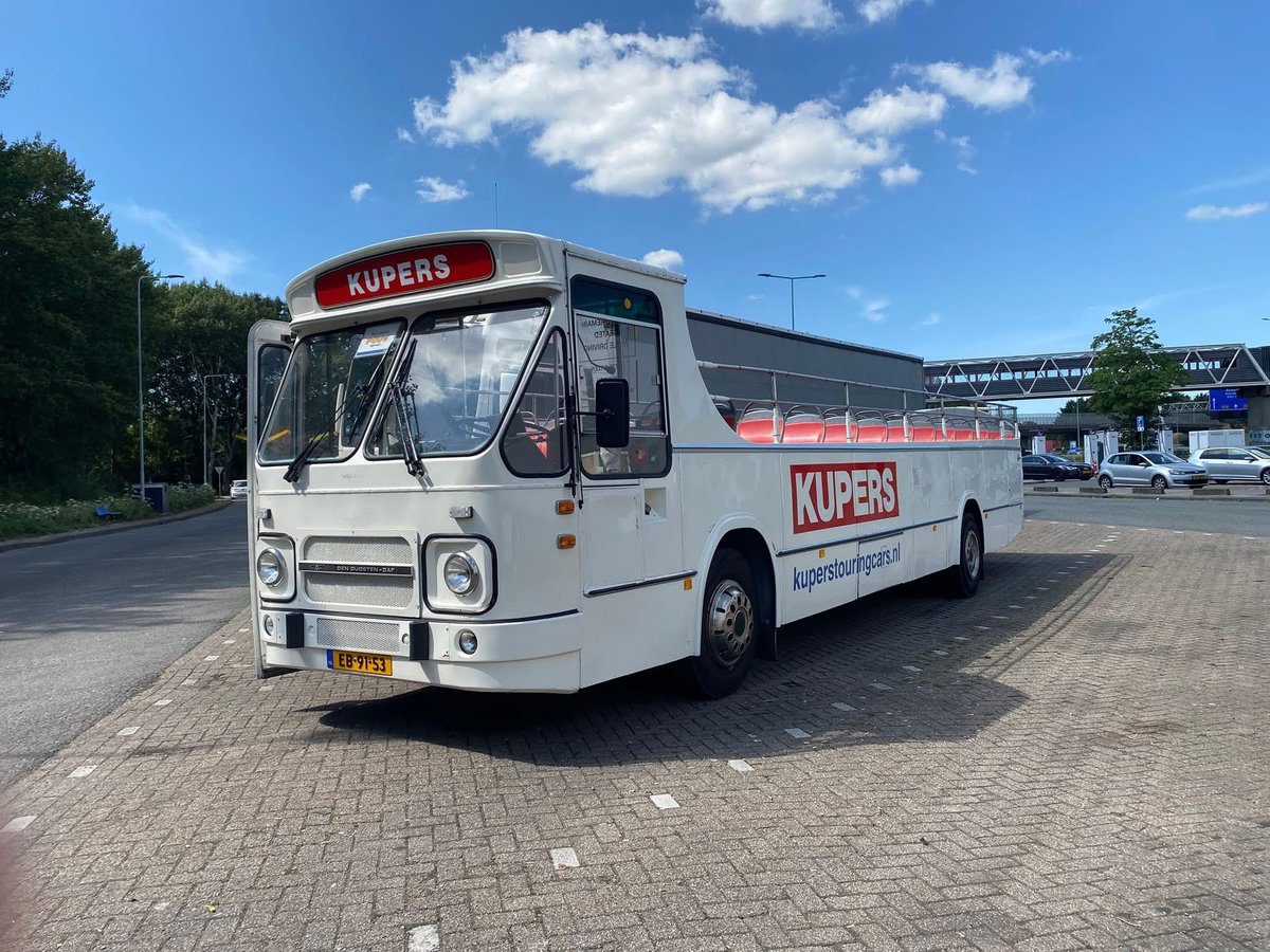 JmSmeets's tweet photo. Mit de Witte Juffrouw op stap, ozze DAF-Den Oudsten cabrio-bus oet 1973. Effekes nao Rotterdam um unne stadsrour van 1 uurke te maake. Es noe miene lijfspreuk neet met opgeit, weir ich ut auch neet mïer.SJIEK HÈ GEK !!! 
#sjiekhègek #welkomaanboord #ookdatiskupers #kupers https://t.co/aGbdm4vGxq