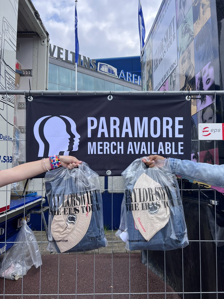 rosecolored_ry's tweet image. important details in honor of my first paraeras show a year ago today! 😂