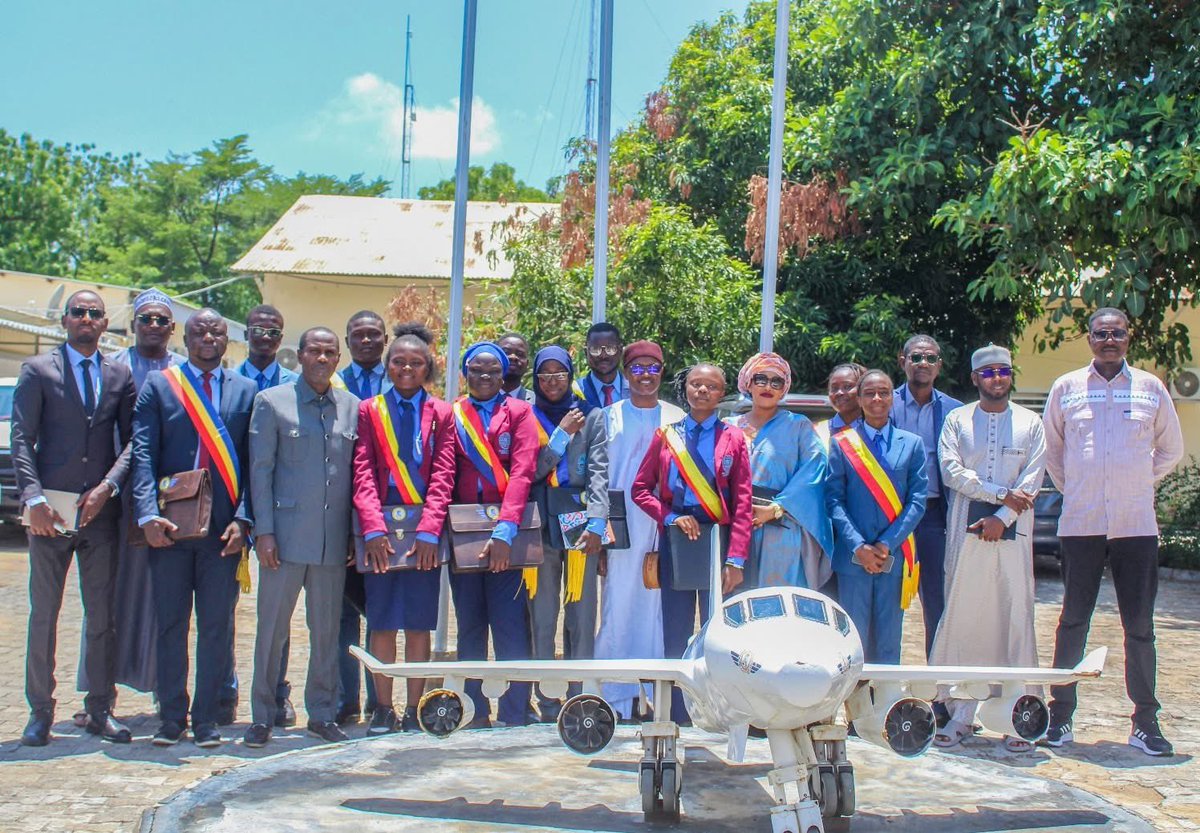 𝗧𝗰𝗵𝗮𝗱 🇹🇩 | Le 17 juillet 2025, l’ADAC a accueilli les membres du Parlement Junior Africain pour les Nations Unies. Conduits par Djimtibaye Kenzo, les jeunes ont échangé avec le DG <a href="/BrahimDadi/">Brahim G. DADI</a> sur les métiers de l’aviation et les enjeux du secteur. #𝗔𝗩𝗜𝗔𝗧𝗜𝗢𝗡
