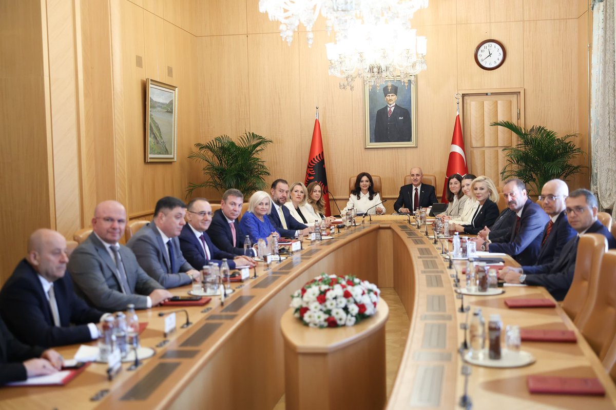 Elisa Spiropali (@elisaspiropali) on Twitter photo Ankara📍
🇦🇱🤝🇹🇷 Takim i shkëlqyer me Presidentin e Asamblenë së Madhe Kombëtare të Turqisë, <a href="/NumanKurtulmus/">Numan Kurtulmuş</a>.
Marrëdhëniet tradicionale, historike, aleanca dhe Partneriteti Strategjik mes dy vendeve tona forcohen e thellohen me intensifikimin e bashkëpunimit parlamentar, duke Ankara📍
🇦🇱🤝🇹🇷 Takim i shkëlqyer me Presidentin e Asamblenë së Madhe Kombëtare të Turqisë, <a href="/NumanKurtulmus/">Numan Kurtulmuş</a>.
Marrëdhëniet tradicionale, historike, aleanca dhe Partneriteti Strategjik mes dy vendeve tona forcohen e thellohen me intensifikimin e bashkëpunimit parlamentar, duke