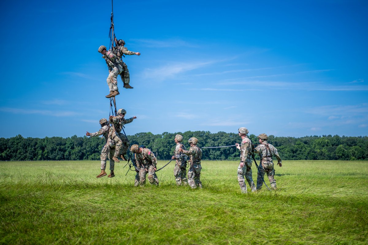 MCoEFortBenning's tweet image. FRIES with that? Always, especially when it's this kind of FRIES. 😉
The Fast Rope Insertion/Extraction System (FRIES) is key to the U.S. Army Reconnaissance & Surveillance Leaders Course, enabling rapid and discrete movement for enhanced mission speed & surprise.