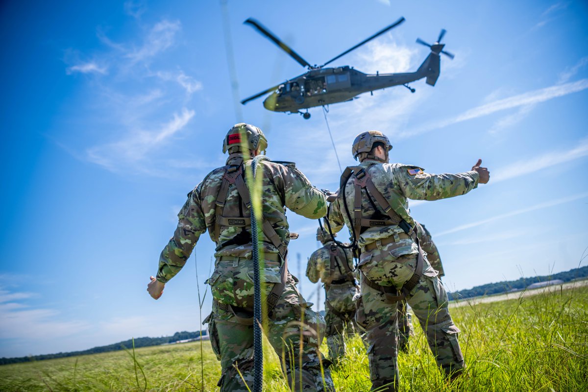 MCoEFortBenning's tweet image. FRIES with that? Always, especially when it's this kind of FRIES. 😉
The Fast Rope Insertion/Extraction System (FRIES) is key to the U.S. Army Reconnaissance & Surveillance Leaders Course, enabling rapid and discrete movement for enhanced mission speed & surprise.