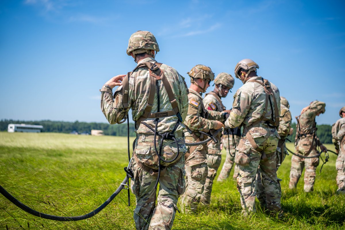 MCoEFortBenning's tweet image. FRIES with that? Always, especially when it's this kind of FRIES. 😉
The Fast Rope Insertion/Extraction System (FRIES) is key to the U.S. Army Reconnaissance & Surveillance Leaders Course, enabling rapid and discrete movement for enhanced mission speed & surprise.