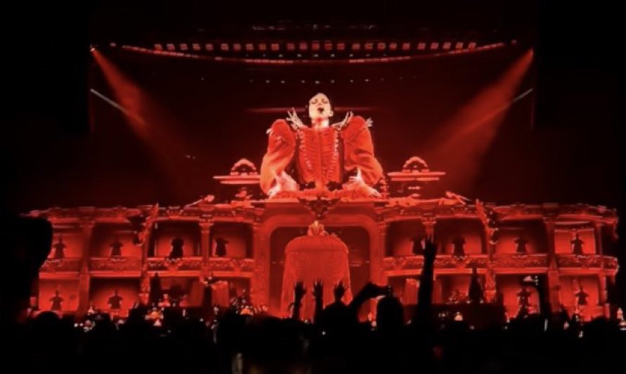 bloomthisway's tweet photo. another example here, they framed the live footage of her perfectly as if the whole opera house was her dress 🤯 https://t.co/EFP0SGF2uT