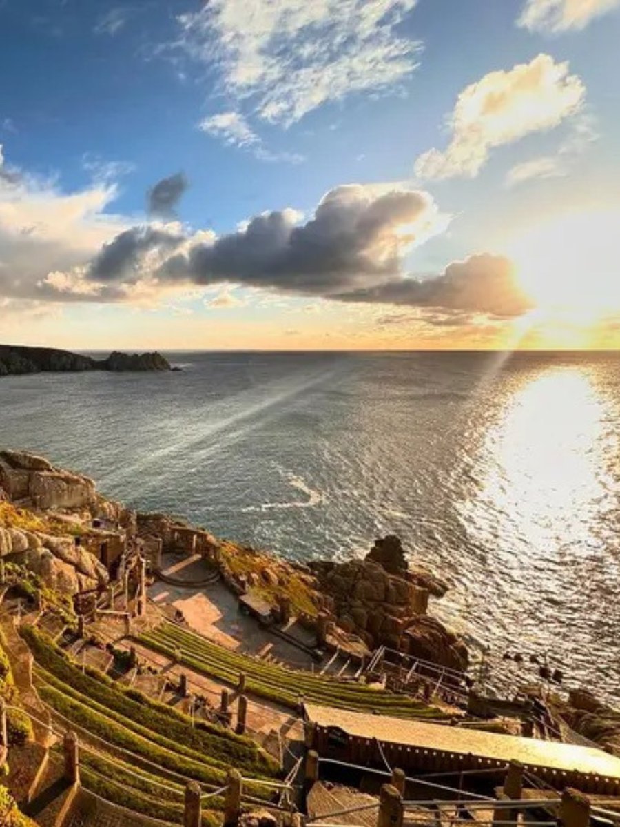 brightonalumni's tweet image. Alum Tamara Rosenwyn has been commissioned to create a new play for The Minack Theatre, helping young people in Cornwall to start their performing arts career🎉👏

Now a professional playwright, she shared how her time at @uniofbrighton helped inspire her own creative journey🎭