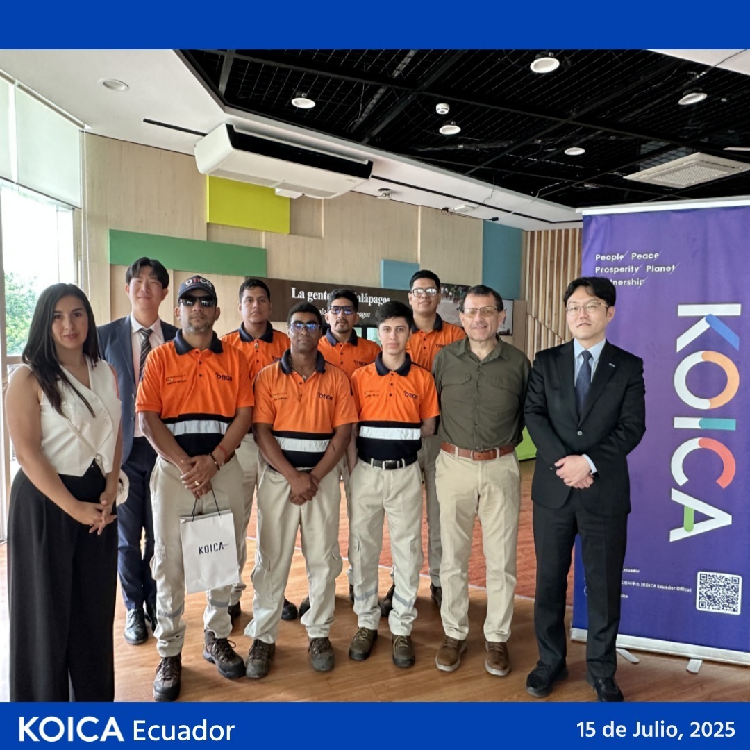 El 15 de julio donamos a Elecgalápagos las mejoras y equipamiento de los centros CIER y CEER que años atrás KOICA implementó en Galápagos -Puerto Ayora🔋Espacios renovados para promover energías limpias y capacitar a la comunidad. ¡Comprometidos con un Ecuador sostenible! 🇰🇷🇪🇨