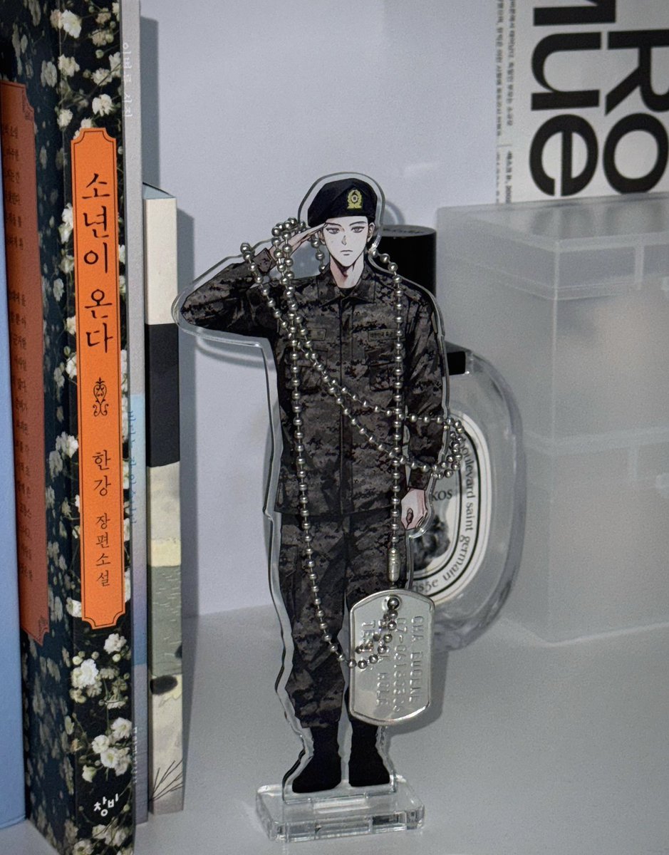 저도 따라햇습니다ㅋ//ㅋ
군인 래빈에게 유진 군번줄 걸어주기~.~