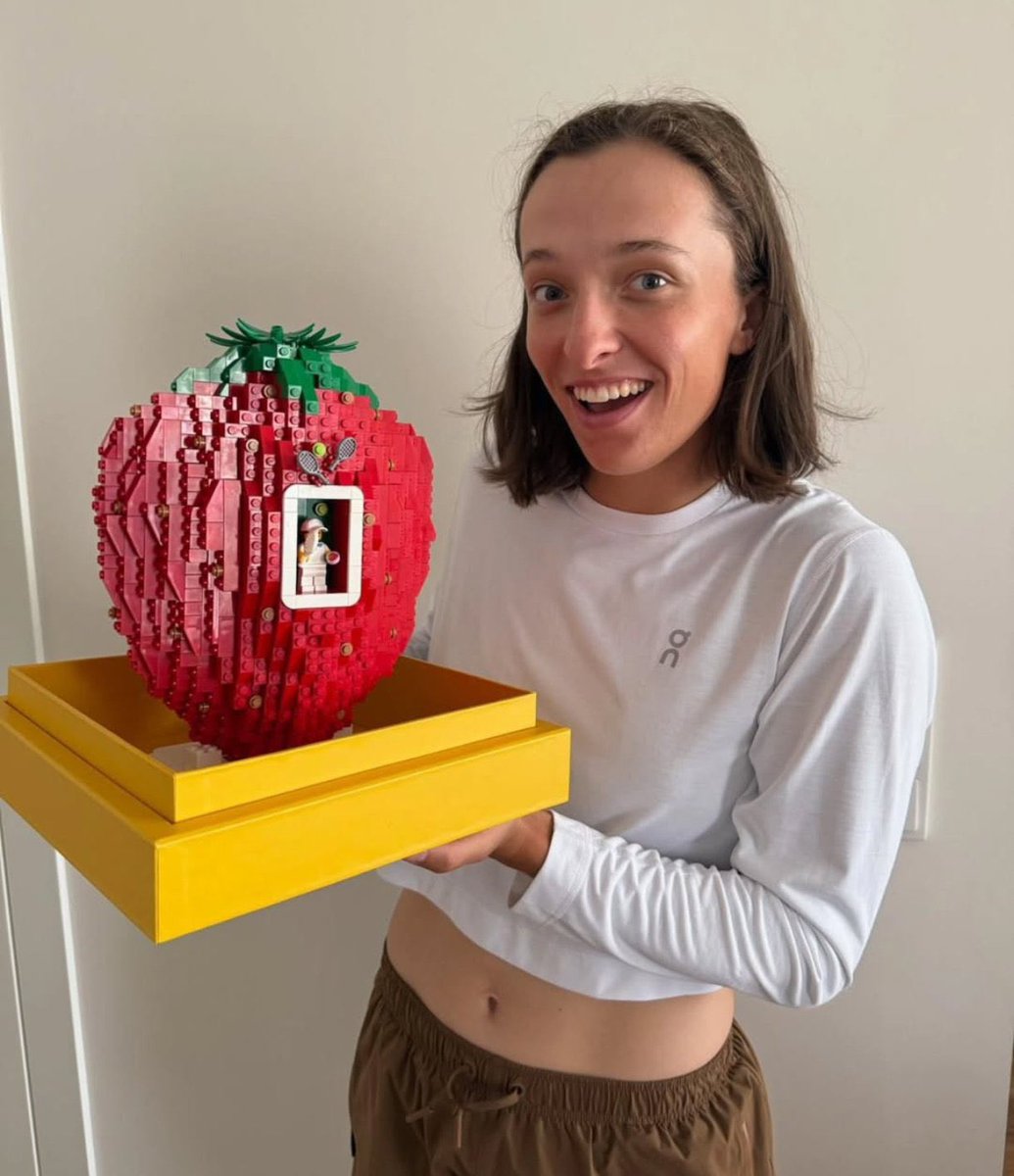 IgaUpdates_'s tweet image. Iga received a gift from LEGO🍓🥹
Love it😁
*
*
*📸 @iga_swiatek on IG