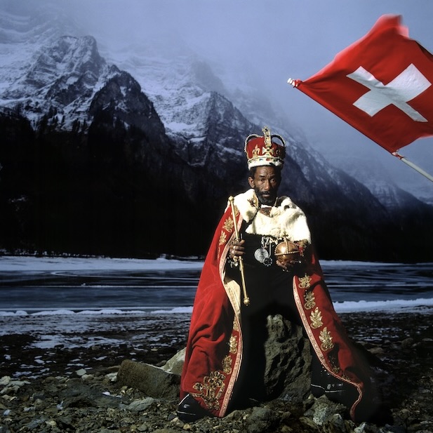 Lee 'Scratch' Perry, Zurich, 1989 - photograph by Adrian Boot. 

REGGAE BRIDPORT, a new exhibition at BAC exploring the worlds of reggae, features the work of internationally acclaimed photographer and West Dorset resident Adrian Boot. Opens Sat 26 July. bridport-arts.com/event/reggae-b…