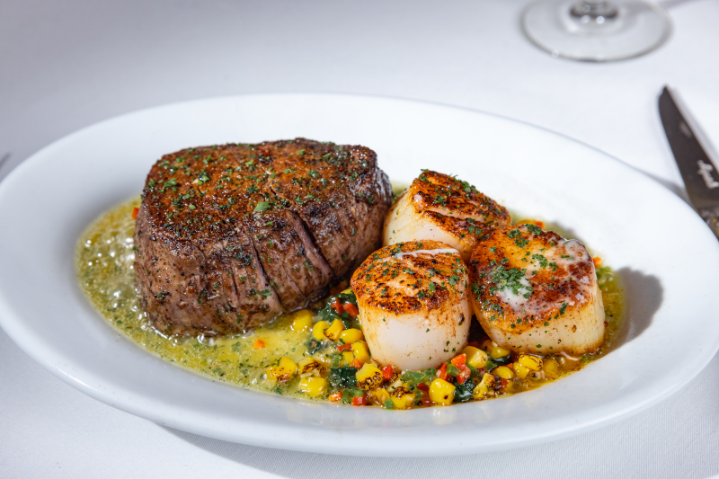RuthsChris_Ann's tweet photo. Experience the perfect pairing of land and sea. Our tender 6 oz center-cut filet meets three exquisitely blackened scallops. What's your favorite surf and turf combination? https://t.co/vWlnOG11PS
