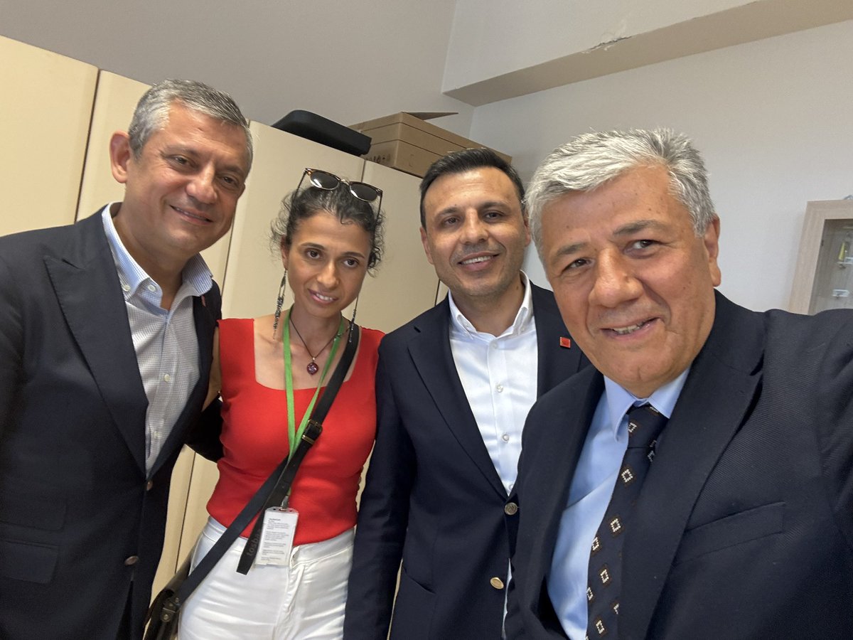 Bu Yeliz başka Yeliz!
İmamoğlu’nun Silivri’deki duruşması arasında CHP Güngören İlçe Örgütünden Yeliz hanım Özgür Özel’e ulaştı. İmamoğlu için 14 ilçede 10 bin imza toplamış. İl Başkanı Özgür Çelik, “Bu da bizim Yeliz” dedi. Özel, onu Türkiye’ye örnek gösterecek!
<a href="/eczozgurozel/">Özgür Özel</a>