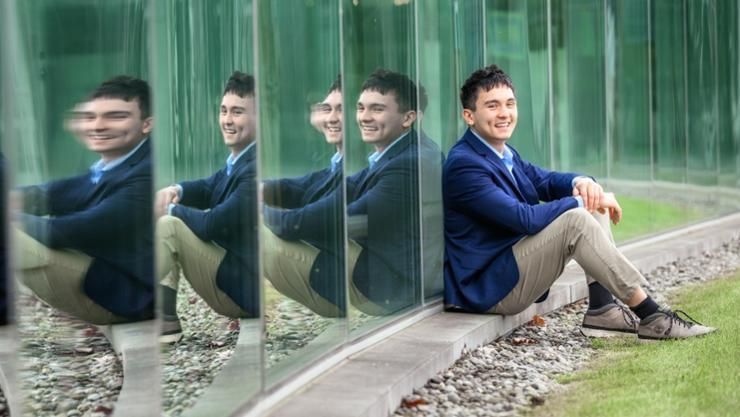 HamiltonCollege's tweet image. Del Gonzales '25, this year’s James Soper Merrill Prize winner, arrived at Hamilton with limited theatre experience. He quickly found his place on stage and behind the scenes, and now has his sights set on a professional career in theatre. buff.ly/E4IW9xs
#KnowThyself