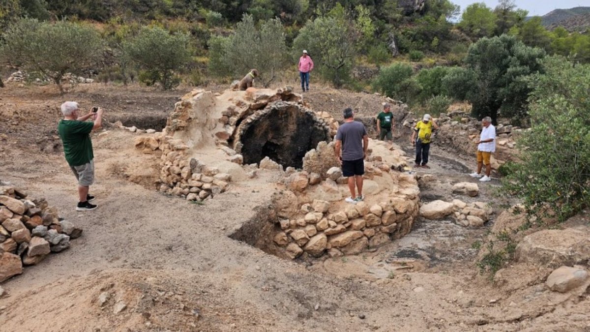 Cultura (@cultura_cat) on Twitter photo El <a href="/govern/">Govern de Catalunya</a> declara Bé Cultural d'Interès Nacional deu forns d'oli de ginebre de Riba-roja d'Ebre.
✅ La declaració de BCIN reconeix la singularitat d’aquest sistema d’explotació del territori ja desaparegut, però de gran valor patrimonial. El <a href="/govern/">Govern de Catalunya</a> declara Bé Cultural d'Interès Nacional deu forns d'oli de ginebre de Riba-roja d'Ebre.
✅ La declaració de BCIN reconeix la singularitat d’aquest sistema d’explotació del territori ja desaparegut, però de gran valor patrimonial.