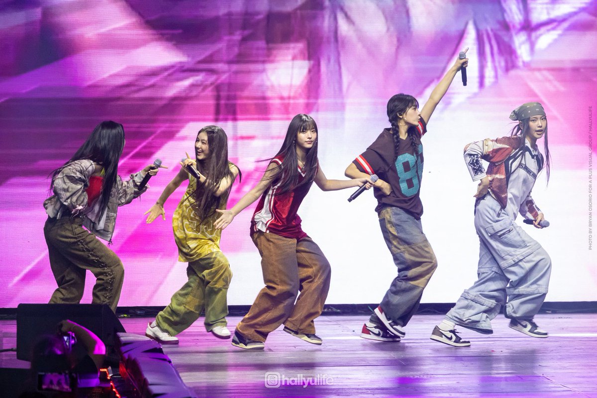 happybanisoo's tweet photo. 이 사진 진짜 말도 안되게 귀여움… 어떻게 무대에서 이런 만화적인 순간이 찍히지 https://t.co/22tDnWZnRa