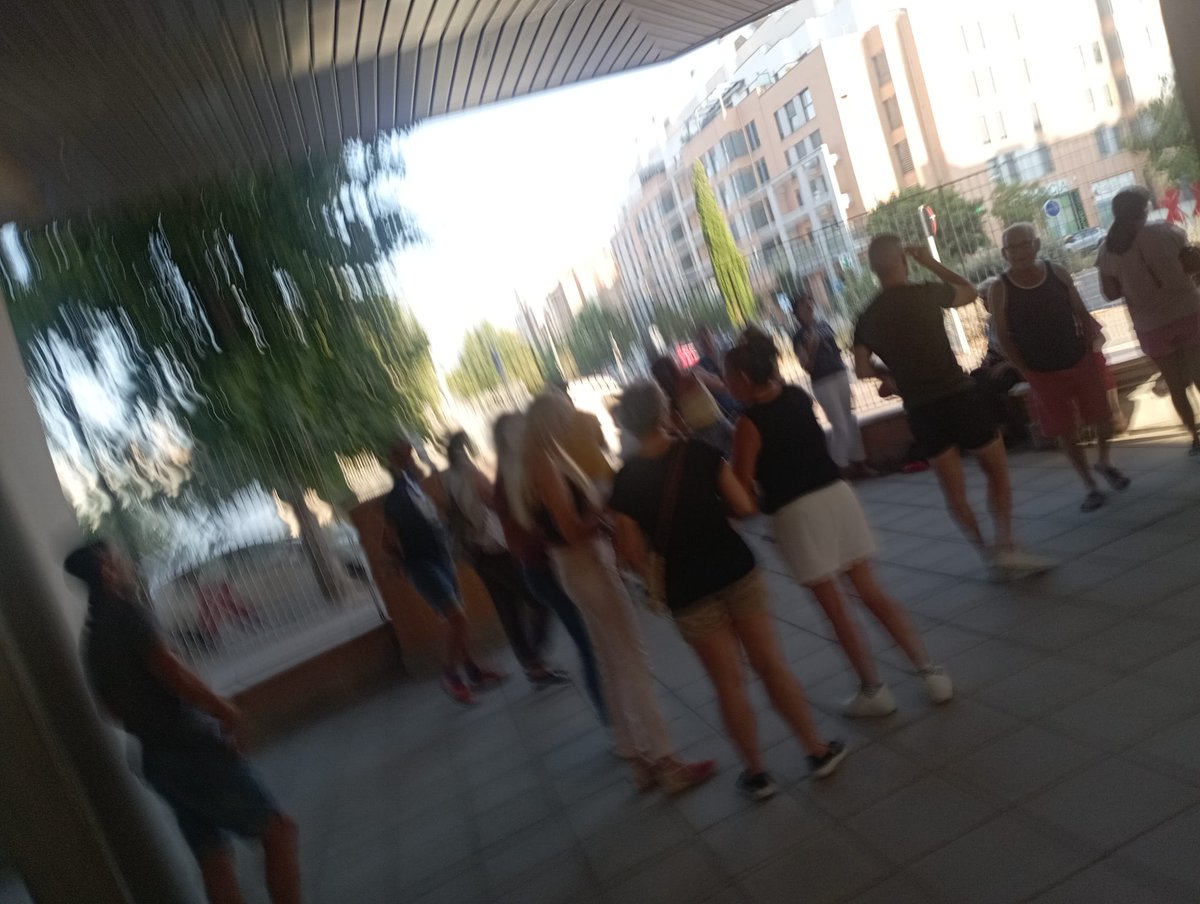 Primera asamblea de bloques de obra social de <a href="/caixabank/">CaixaBank</a> en el barrio. Nos organizamos para que Caixa no desahucie a las vecinas que llevan 16 años pagando. Tras recibir subvenciones millonarias quiere alquilarlos por el doble como alquiler turístico fraudulento🤬