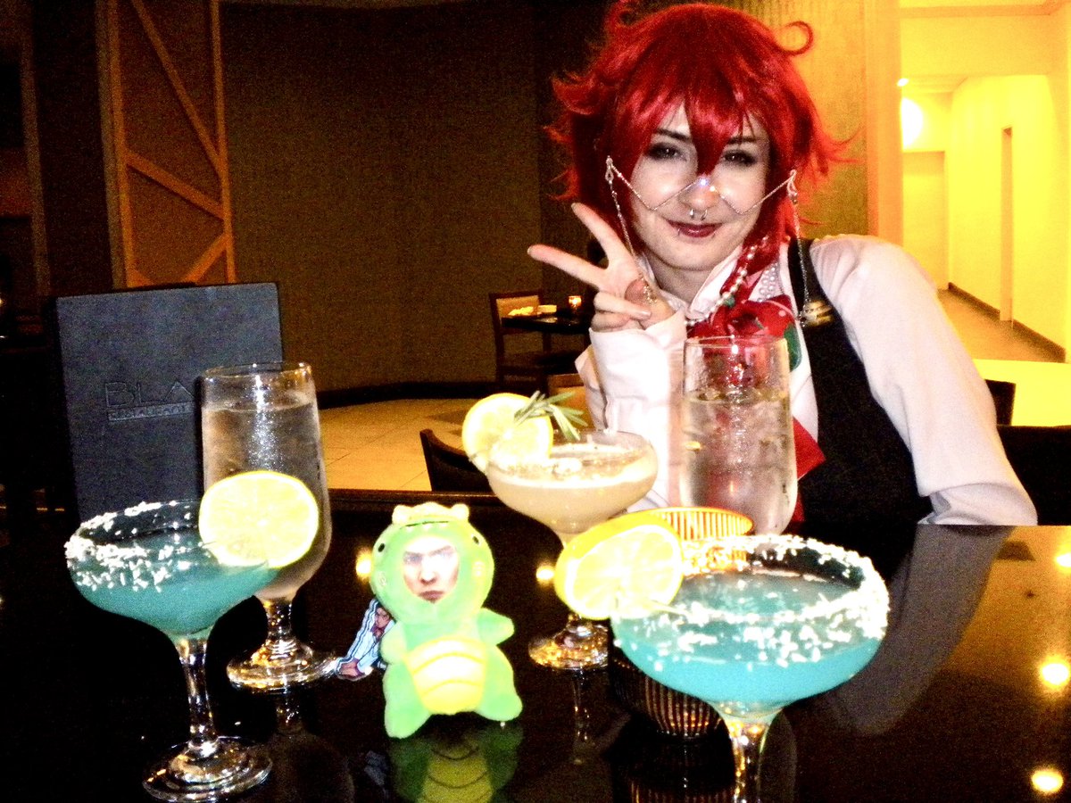 borzoirobot's tweet image. hiii 😊…hai🍧🍰 hai^_^ hi🌸🪓🍓 #blackbutler