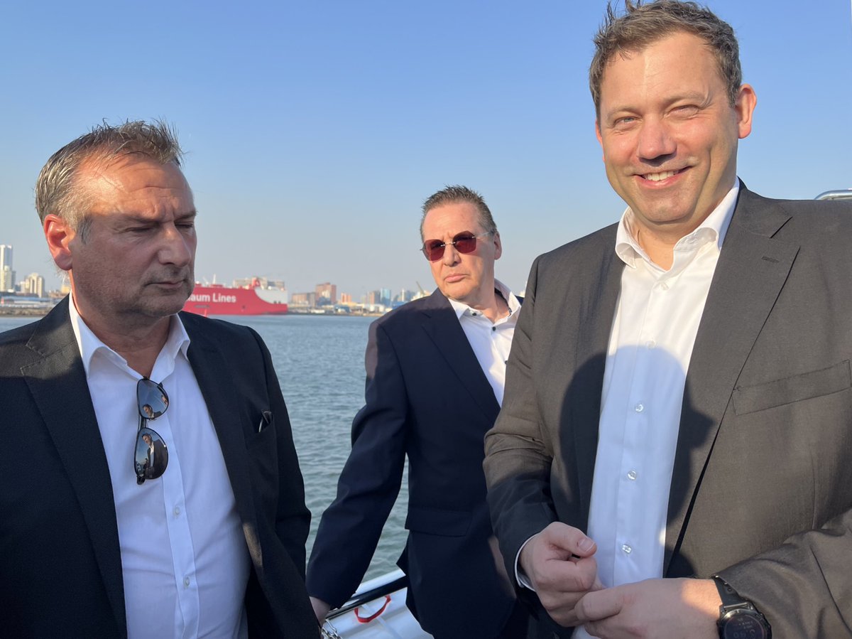 R_Buchsteiner's tweet image. Deutsche Kräne in Durban. Während des #G20-Finanzministertreffen nimmt sich Lars Klingbeil eine kleine Auszeit, macht eine Hafenrundfahrt mit Unternehmenchefs, die hier investieren @POLITICOEurope