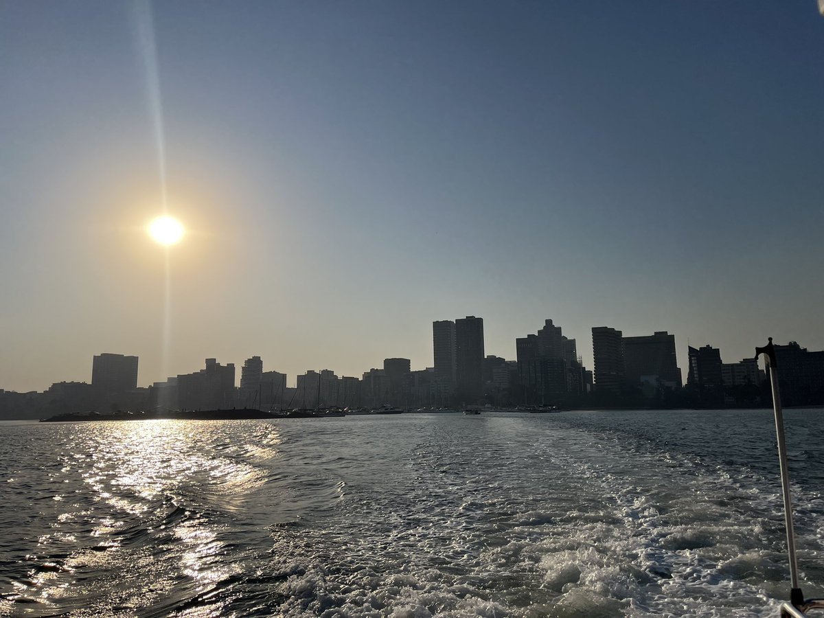 R_Buchsteiner's tweet image. Deutsche Kräne in Durban. Während des #G20-Finanzministertreffen nimmt sich Lars Klingbeil eine kleine Auszeit, macht eine Hafenrundfahrt mit Unternehmenchefs, die hier investieren @POLITICOEurope