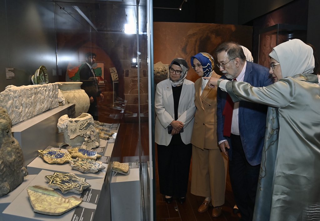 EmineErdogan's tweet image. Anadolu’nun kalbinde bir medeniyetin izlerini sürmek…
Cumhurbaşkanlığı Millet Kütüphanemizde yer alan, “Anadolu Selçukluları Sergisi”ni ziyaret ettim.
Sergi, tarihin derinliklerinden günümüze uzanan bir irfan yolculuğu.
Sanattan mimariye, eğitimden ticarete, Anadolu…