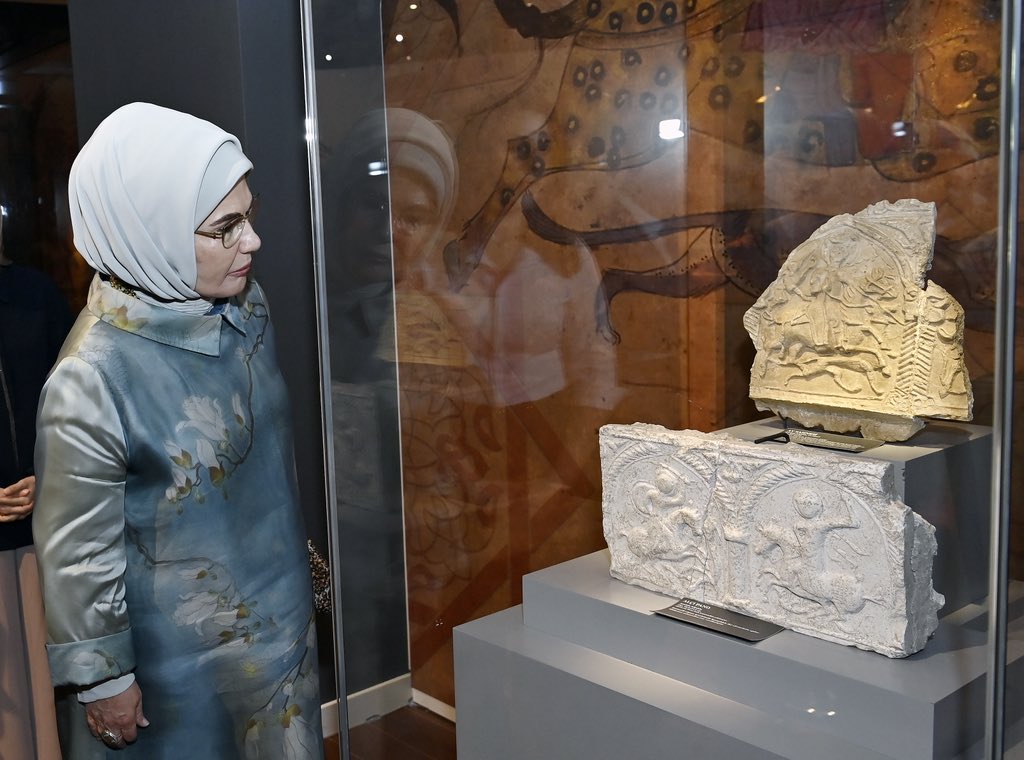EmineErdogan's tweet image. Anadolu’nun kalbinde bir medeniyetin izlerini sürmek…
Cumhurbaşkanlığı Millet Kütüphanemizde yer alan, “Anadolu Selçukluları Sergisi”ni ziyaret ettim.
Sergi, tarihin derinliklerinden günümüze uzanan bir irfan yolculuğu.
Sanattan mimariye, eğitimden ticarete, Anadolu…