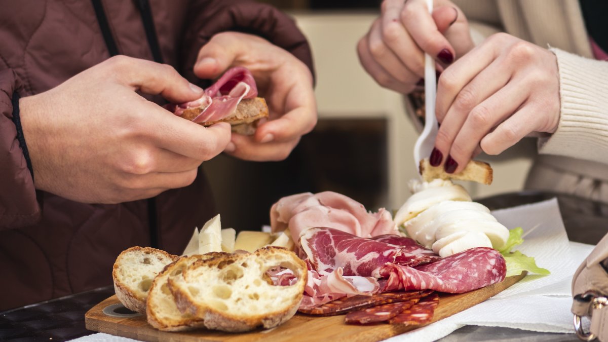 CDCMMWR's tweet image. Public health spotlight: During December 2023–March 2024, CDC & @USDAFoodSafety worked alongside state health departments to investigate a widespread Salmonella outbreak linked to charcuterie-style meats. Read more: bit.ly/4mg5cya