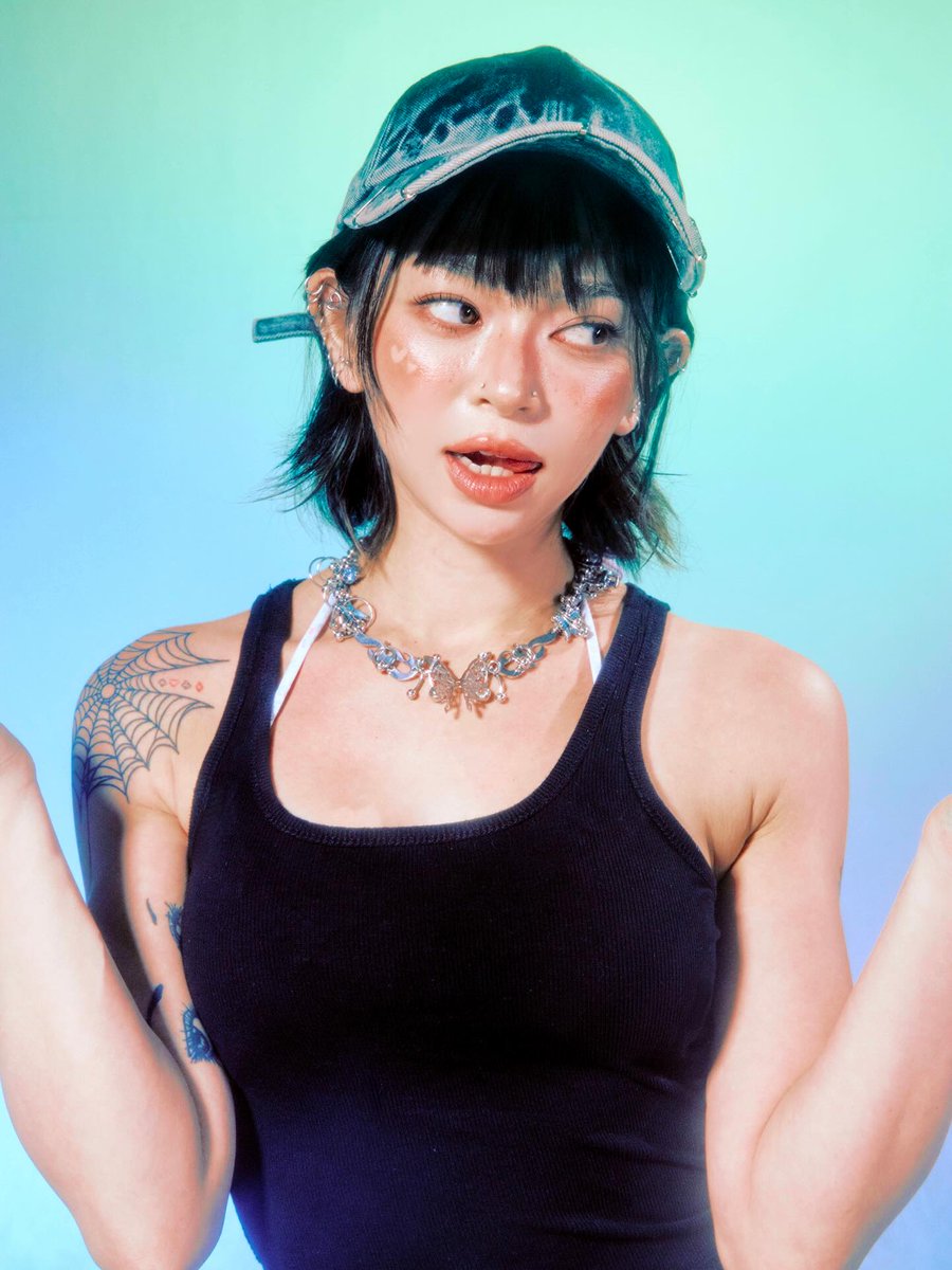 GlowingCheeks_'s tweet photo. she's so ethereal 🩵✨️ https://t.co/YFWnkGqNuK