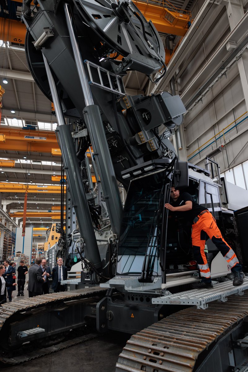 vanderbellen's tweet image. Inmitten der Alpen werden bei @Liebherr in Nenzing Hightech-Baumaschinen für die ganze Welt produziert und heimische Innovation gelebt.
Ein gutes Beispiel dafür, wie regionale Verankerung, globales Denken und familiengeführte Unternehmenskultur miteinander funktionieren können.