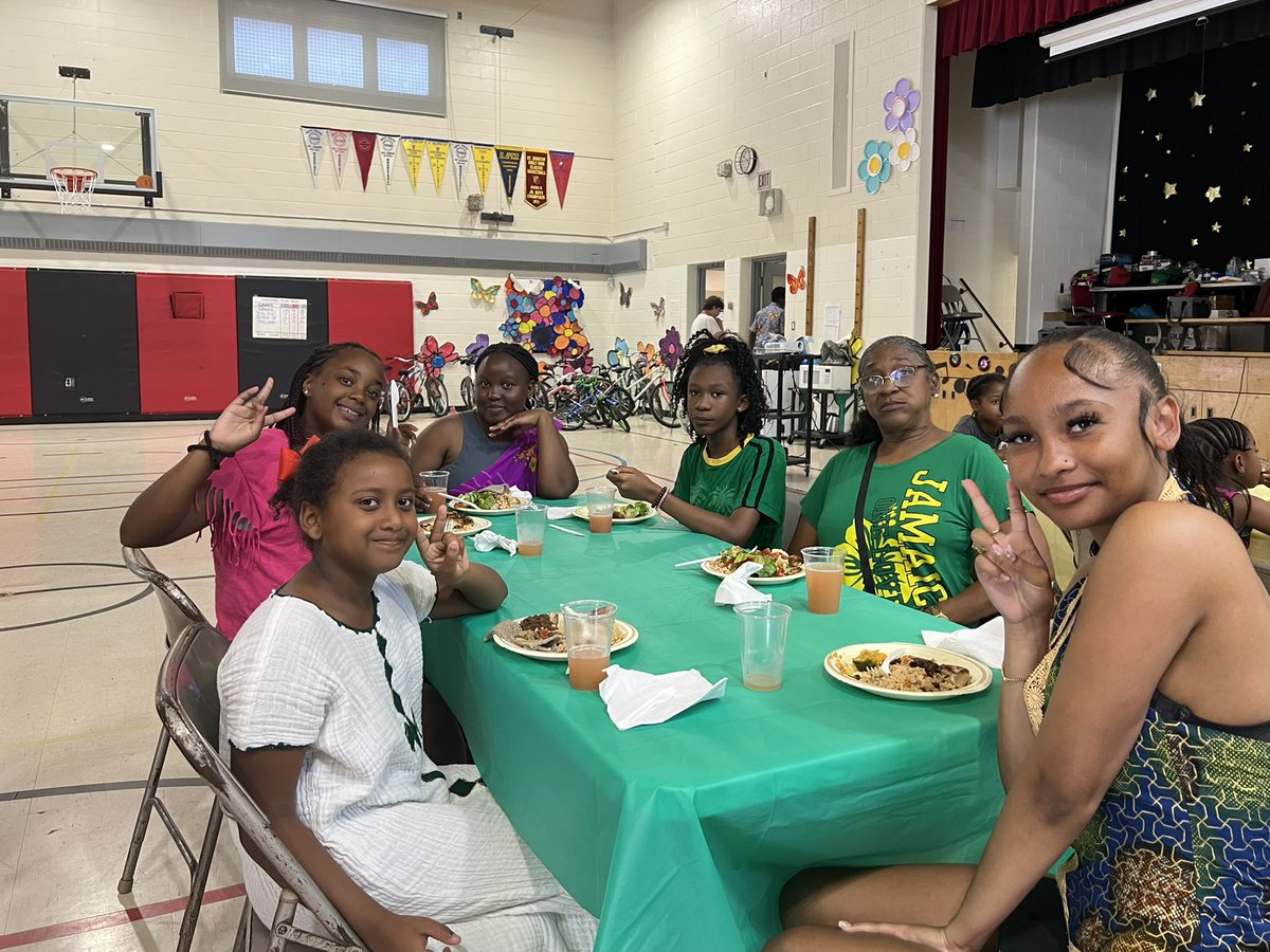 FOYTCDSB's tweet image. Youth Unlimited - Seeds of Hope celebrated the diversity of their camp with a multicultural day. Different backgrounds, one big camp family 🧡🌍
#foy #focusonyouth #TCDSB #youthunlimited #seedsofhope #summercamp #multiculturalday