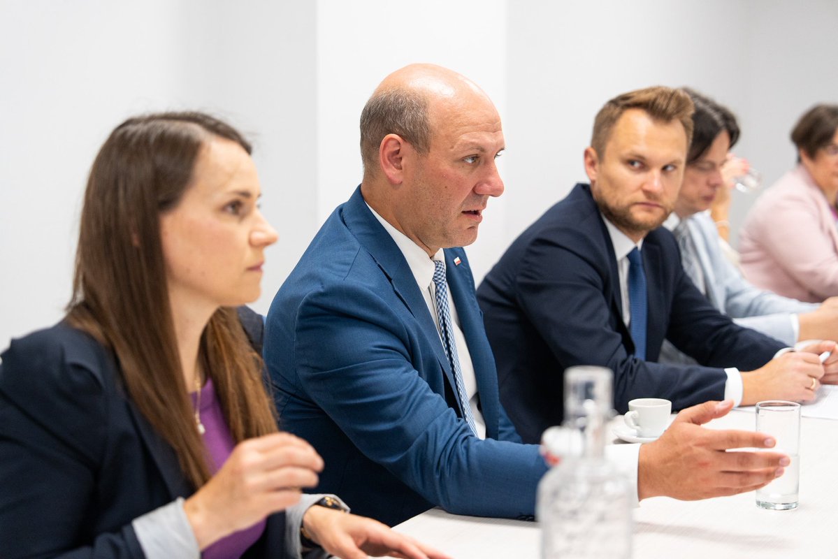 me4eu's tweet image. Zenović: Crna Gora ostaje posvećena evropskom putu uz snažnu podršku Poljske 🇲🇪🇵🇱
Predrag Zenović na sastanku sa parlamentarnom delegacijom Odbora za poslove Evropske unije poljskog Sejma (donjeg doma parlamenta).
👉 eu.me/zenovic-crna-g…