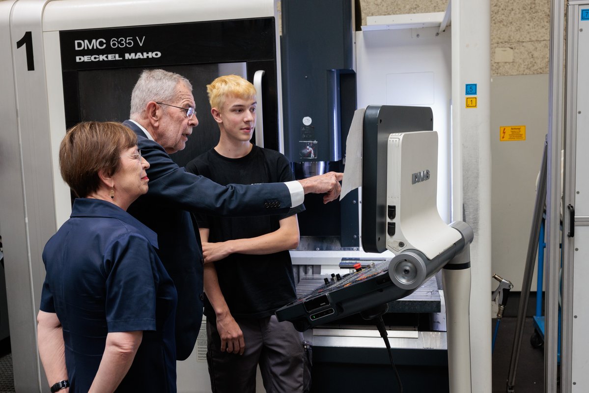 vanderbellen's tweet image. Inmitten der Alpen werden bei @Liebherr in Nenzing Hightech-Baumaschinen für die ganze Welt produziert und heimische Innovation gelebt.
Ein gutes Beispiel dafür, wie regionale Verankerung, globales Denken und familiengeführte Unternehmenskultur miteinander funktionieren können.