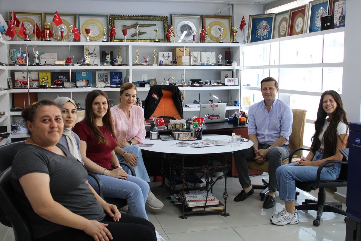 Kentimizin güçlü yerel basın temsilcilerinden Çerkezköy Haber Gazetesi’ni, kuruluş yıldönümleri dolayısıyla ziyaret ettik.
Çerkezköy Haber Gazetesi ailesine misafirperverliklerinden dolayı teşekkür ediyor, yayın hayatlarında nice başarılı yıllar diliyorum.