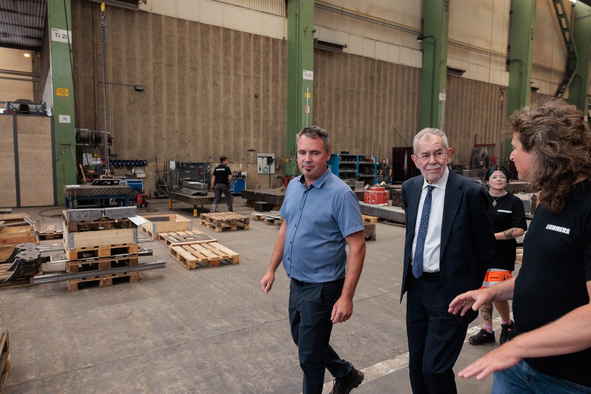 vanderbellen's tweet image. Inmitten der Alpen werden bei @Liebherr in Nenzing Hightech-Baumaschinen für die ganze Welt produziert und heimische Innovation gelebt.
Ein gutes Beispiel dafür, wie regionale Verankerung, globales Denken und familiengeführte Unternehmenskultur miteinander funktionieren können.