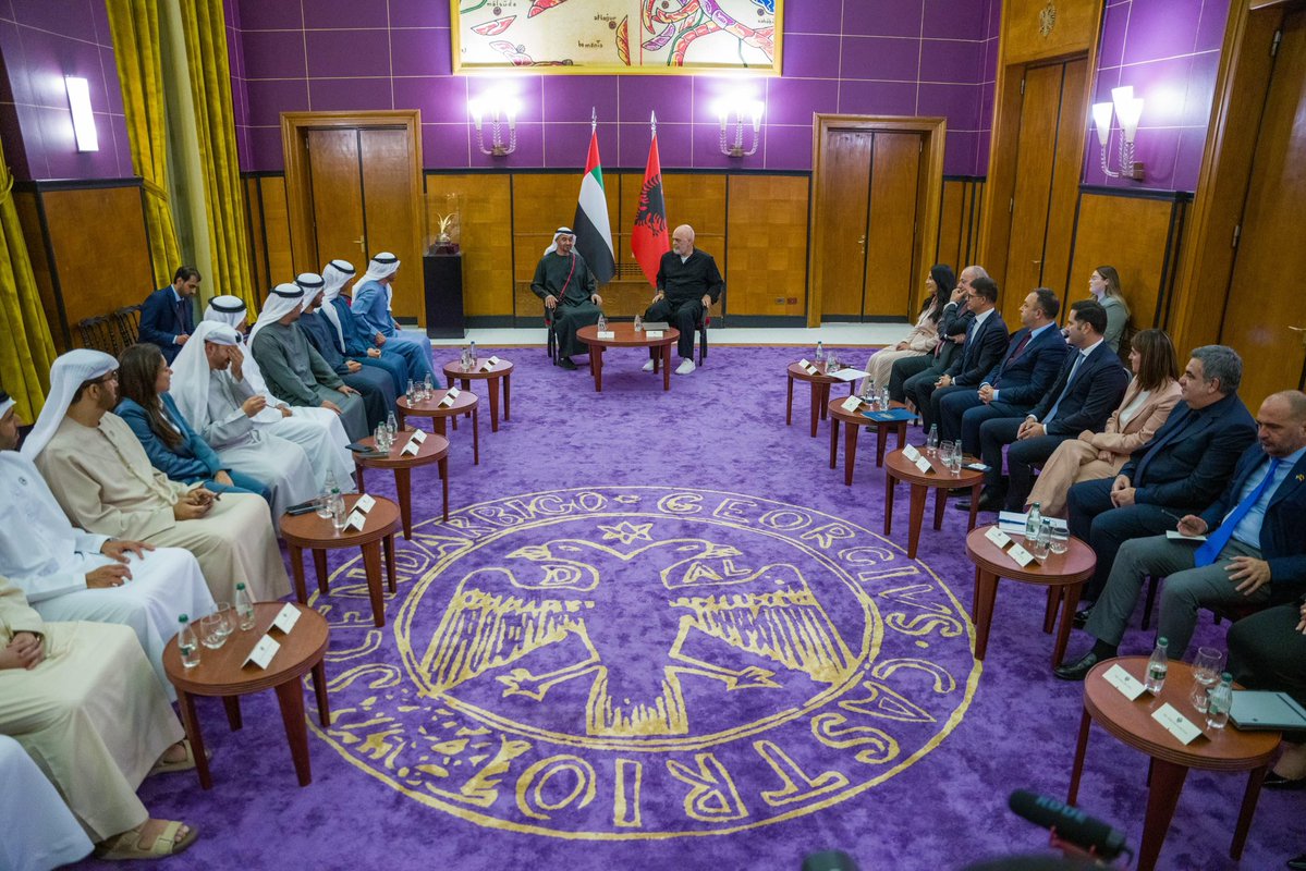 BGonxhja's tweet image. Në pritjen e Lartësisë së Tij, Presidentit të Emirateve të Bashkuara, Sheikh Mohammed Bin Zayed Al Nayan 🇦🇱🤝🇦🇪