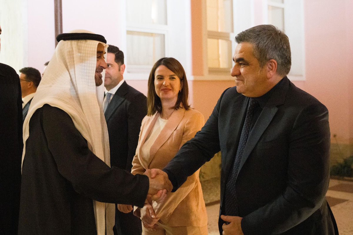 BGonxhja's tweet image. Në pritjen e Lartësisë së Tij, Presidentit të Emirateve të Bashkuara, Sheikh Mohammed Bin Zayed Al Nayan 🇦🇱🤝🇦🇪