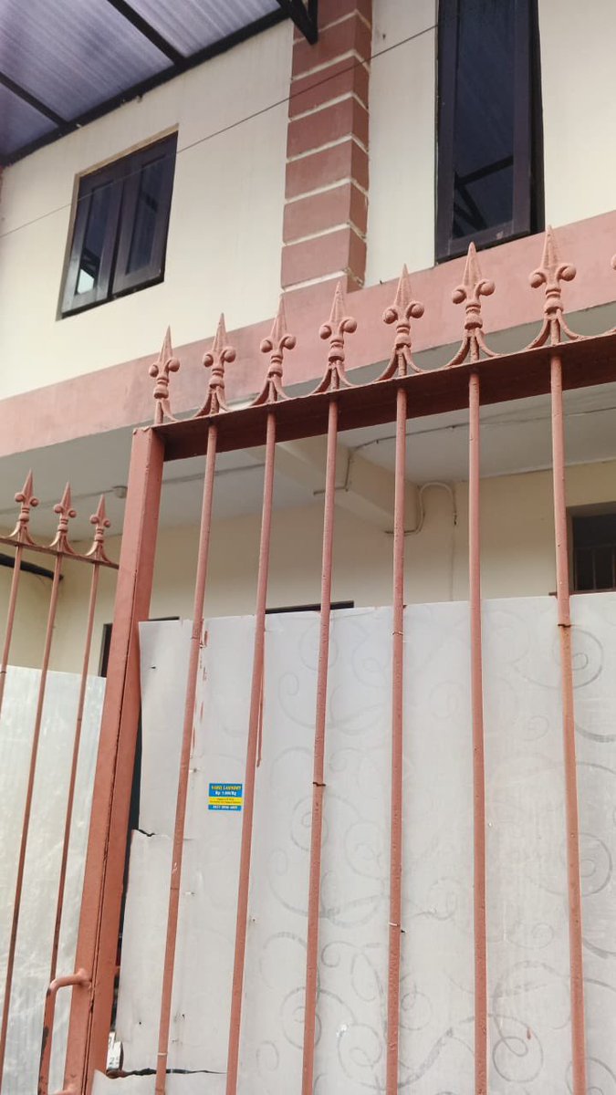 retrodable's tweet image. GUYSS yg ngekos di karangwuni dan sekitarnyaa kira kiraa tau ga yah ini gerbang kos apa😭😭, grabsendku nyasar kesitu soalnya..